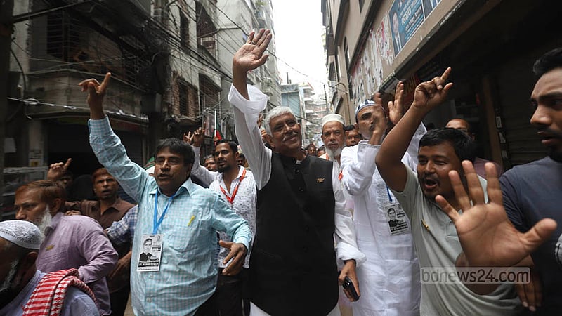The ruling Awami League’s mayor candidate Azmat Ullah Khan campaigns in Tongi’s Chairmanbari on Tuesday, May 23, 2023, ahead of Gazipur City Corporation elections. Photo: Mahmud Zaman Ovi