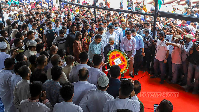 Dhaka University Vice-Chancellor Md Akhtaruzzaman pays tribute to actor and MP Akbar Hossain Pathan Farooque at the Central Shaheed Minar on Tuesday, May 16, 2023. Photo: Asif Mahmud Ove