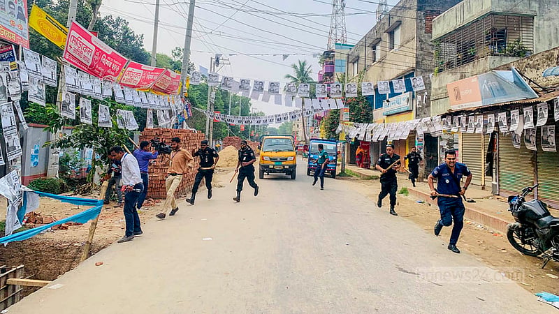 A group of people clashes with security personnel that trigger counter-attacking at the end of voting at the Kazi Azimuddin College centre in Gazipur during the city corporation polls on Thursday, May 25, 2023. Photo: Tawhiduzzaman Tapu