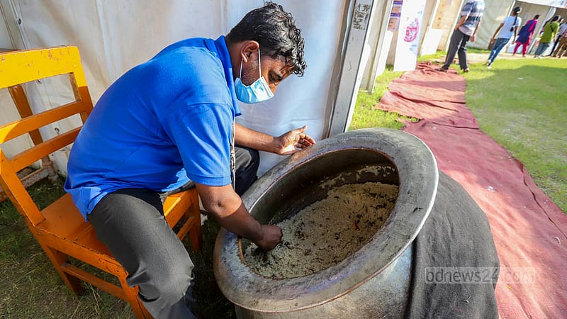 Visitors can taste Hajir Biriyani at Mujib’s Bangladesh Food Festival in Banani Park, Dhaka. Photo: Asif Mahmud Ove