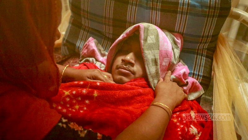 The mother nursing her son Rakib Hossain who is infected with dengue fever. He has been under hospital care for over a week. Photo taken on Wednesday, May 31, 2023. Photo: Tawhiduzzaman Tapu