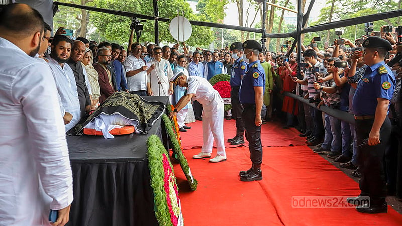 Last respects are paid to actor and MP Akbar Hossain Pathan Farooque on behalf of Parliament Speaker Shirin Sharmeen Chaudhury at the Central Shaheed Minar on Tuesday, May 16, 2023. Photo: Asif Mahmud Ove