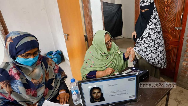 A woman casts her ballot through an electronic voting machine during Gazipur City Corporation election on Thursday, May 25, 2023. Photo: Mahmud Zaman Ovi
