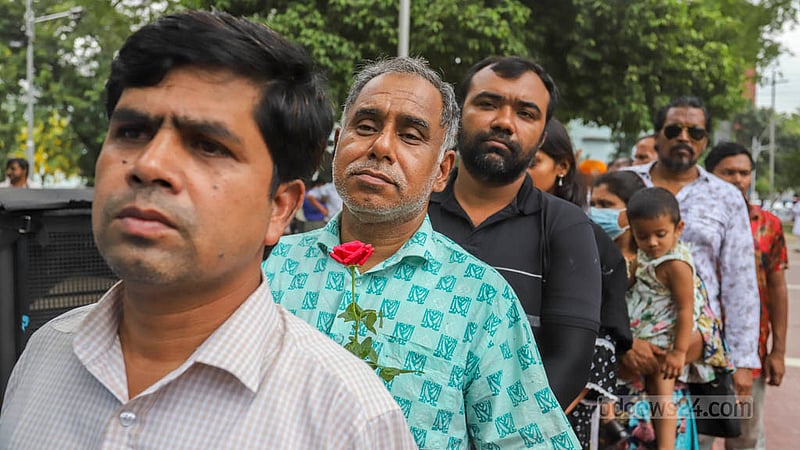A fan bids farewell to Akbar Hossain Pathan Farooque at the Central Shaheed Minar on Tuesday, May 16, 2023. Photo: Asif Mahmud Ove