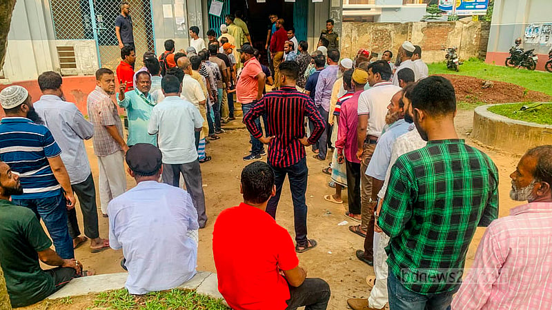 The voters were kept waiting for a long time as the electronic voting machine (EVM) was not functional at the Kazi Azimuddin College centre in Gazipur during the city corporation polls on Thursday, May 25, 2023. Photo: Tawhiduzzaman Tapu