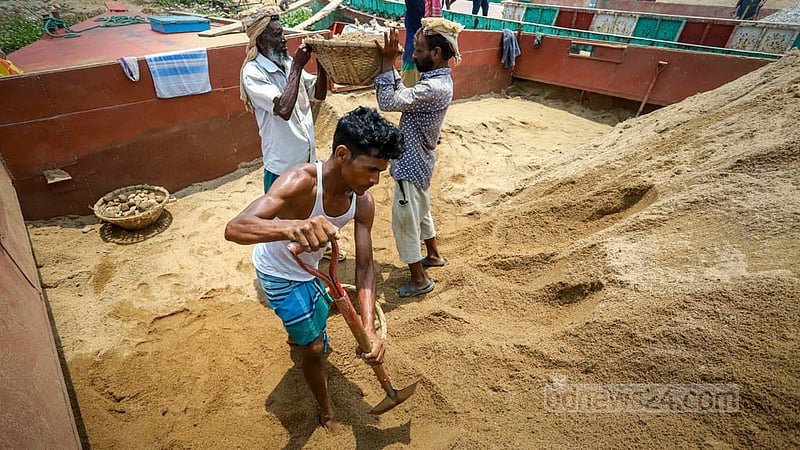 Labourers carry out their work ceaselessly by the sweat of their brows under the scorching sun in Dhaka on Sunday, Apr 30, 2023, the eve of International Workers’ Day or May Day. Photo: Asif Mahmud Ove