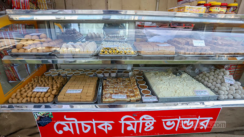 Traders have brought Natore’s Kanchagolla to the Mujib’s Bangladesh Food Festival in Banani Park, Dhaka. Photo: Asif Mahmud Ove