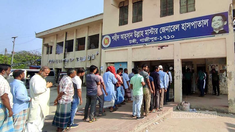 Voters line up at the Shaheed Ahsan Ullah Master General Hospital centre in Tongi during the Gazipur City Corporation election on Thursday, May 25, 2023. Photo: Mahmud Zaman Ovi