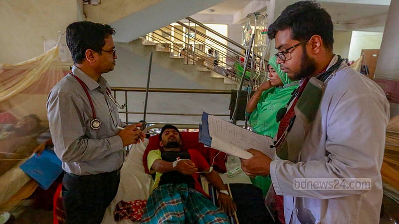 A doctor treats a dengue fever patient at the Mugda Medical College Hospital on Wednesday, May 31, 2023. Photo: Tawhiduzzaman Tapu