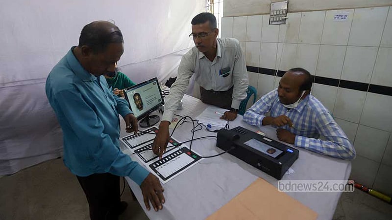 A voter casts his ballot through an electronic voting machine at a centre during Gazipur City Corporation election on Thursday, May 25, 2023. Photo: Mahmud Zaman Ovi
