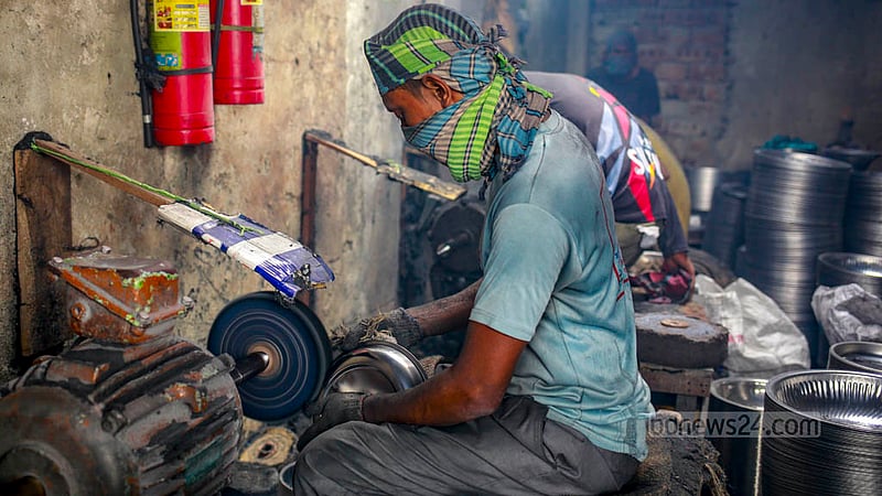 A polishing factory in Kamrangirchar pays each worker Tk 1,000 to Tk 1,200 for every 10 hours. Photo: Tawhiduzzaman Tapu