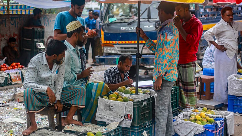 Khirsapat mango, a variety from Chapainawabganj, is sold at up to Tk 50 per kg at Badamtali wholesale market in Old Dhaka. Photo: Tawhiduzzaman Tapu