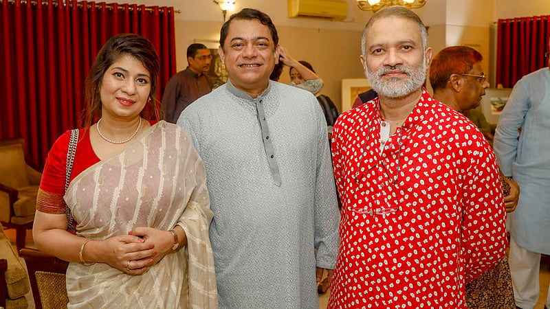 Syed Almas Kabir, former president of BASIS and managing director of MetroNet Bangladesh Limited, and his wife Joya Kabir meet Toufique Imrose Khalidi, editor-in-chief of bdnews24.com.