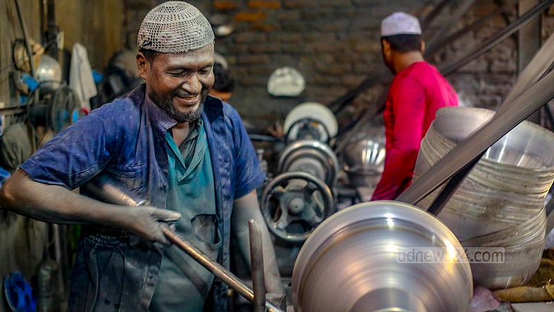The workers in utensils factory work without any safety precautions at Dhaka’s Kamrangirchar on Friday, May 26, 2023. Photo: Tawhiduzzaman Tapu