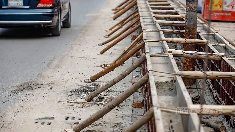 Cut-off tree trunks and branches are being used to support the concrete structure for the new median on Dhaka’s Saat Masjid Road. Photo: Mahmud Zaman Ovi