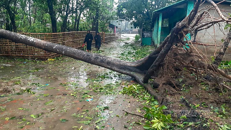 Shah Porir Dwip’s residents who took refuge in cyclone shelters begin to return to their homes as Cyclone Mocha has weakened after making landfall on the island on Sunday, May 14, 2023. Photo: Jashim Mahmud