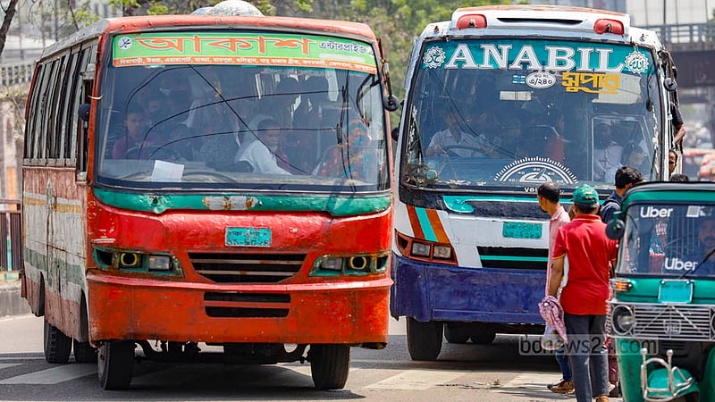 Buses compete with each other on the streets of Dhaka in an effort to pick up as many passengers as possible, taking dangerous risks. Photo: Mahmud Zaman Ovi