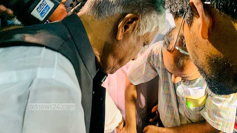 Azmat Ullah Khan, an Awami League candidate at the Gazipur City Corporation election, casts his ballot at the Darus Salam Madrasa centre in Tongi on Thursday, May 25, 2023. Photo: Tawhiduzzaman Tapu