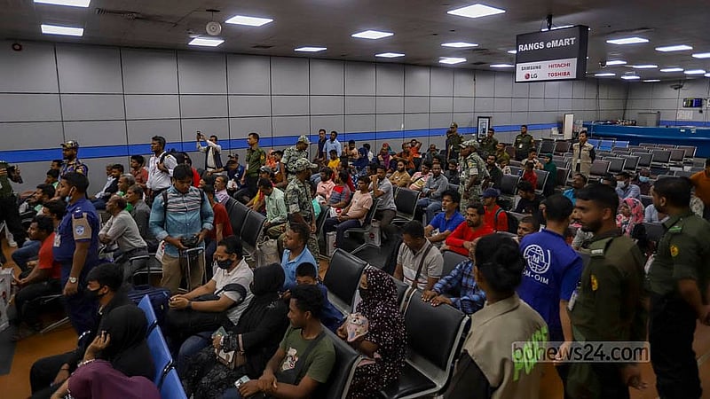 May 8: Bangladeshis stranded in Sudan amid a coflict return home via Jeddah. 