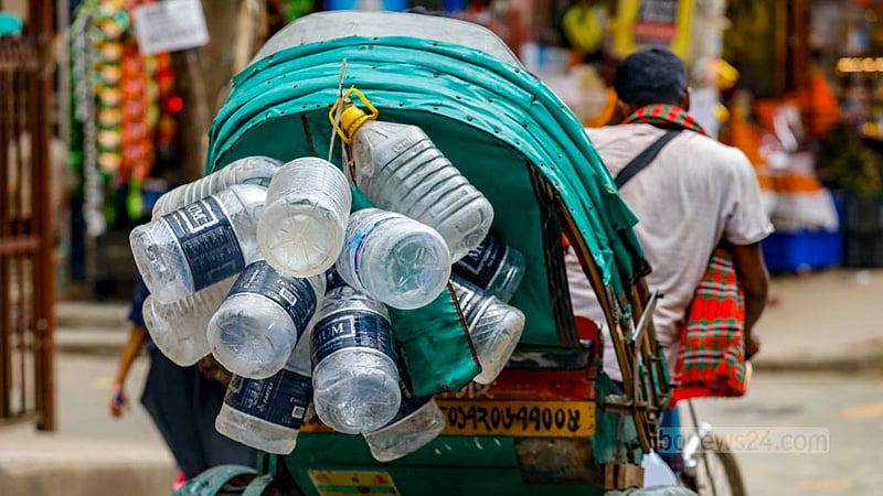 Bottles filled with drinking water from the WASA ATM booth in Dhaka’s Banasree are being loaded onto a rickshaw. Photo: Mahmud Zaman Ovi