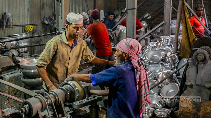An aluminium factory in Dhaka’s Kamrangirchar produces different utensils, including dishes. Photo taken on Friday, May 26, 2023.  Photo: Tawhiduzzaman Tapu