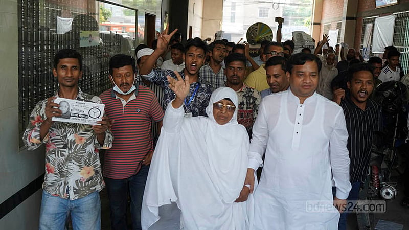 Gazipur city’s mayor candidate Zayeda Khatun and her son Zahangir Alam, an expelled Awami League leader, campaign on the final day of the campaign on Tuesday, May 23, 2023.