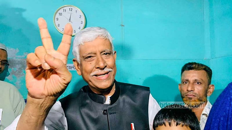 Azmat Ullah Khan, an Awami League candidate in the Gazipur City Corporation election, gestures victory with his finger after casting his ballot at the Darus Salam Madrasa centre in Tongi on Thursday, May 25, 2023. Photo: Tawhiduzzaman Tapu