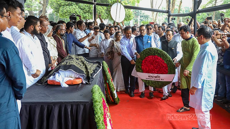 Road Transport and Bridges Minister Obaidul Quader and other Awami League leaders pay their last respects to actor and MP Akbar Hossain Pathan Farooque at the Central Shaheed Minar on Tuesday, May 16, 2023. Photo: Asif Mahmud Ove