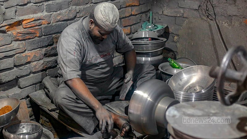 Each worker receives a wage of Tk 2,200 to Tk 2,500 for working five days a week to make utensils in an aluminium factory in Dhaka’s Kamrangirchar. Photo taken on Friday, May 26, 2023. Photo: Tawhiduzzaman Tapu