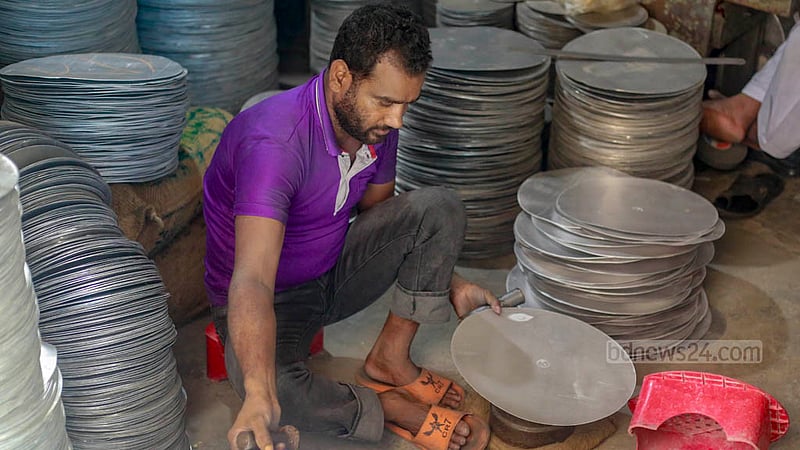 Anyone can have utensils made in a factory in Dhaka’s Kamrangirchar. The aluminium is initially weighed before manufacturing any silverware with per kg of production costing around Tk 45-Tk 50. Photo taken on Friday, May 26, 2023. Photo: Tawhiduzzaman Tapu