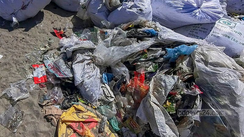 During tourism season there is more litter from tourists at St Martin’s Island and more waste comes in with the ocean tide. Several volunteer organisations work to clean up the waste, but several sacks of garbage have been left near the pier this year. photo: Sharif Sarwar