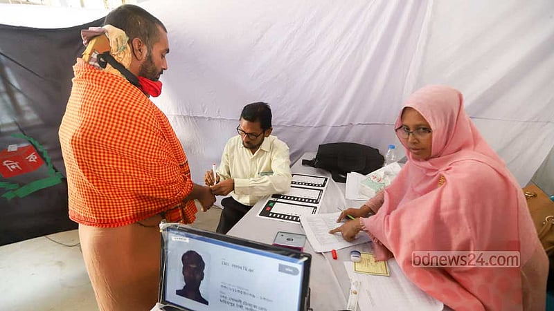 A voter casts his ballot through an electronic voting machine at a centre during Gazipur City Corporation election on Thursday, May 25, 2023. Photo: Mahmud Zaman Ovi