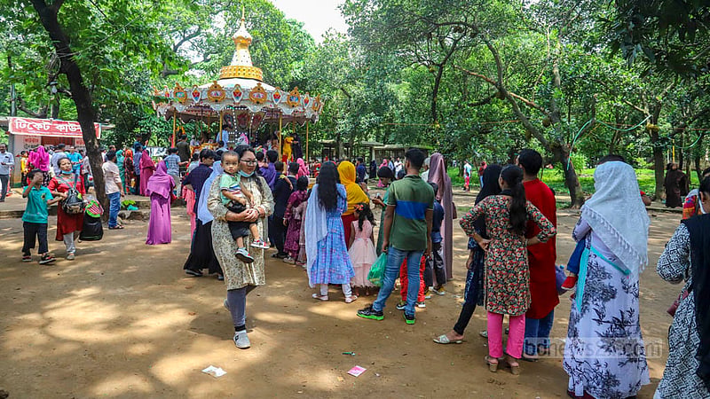 People queue up for the merry-go-round ride at the children’s theme park in the National Zoo on Friday, Jun 30, 2023. Photo: Asif Mahmud Ove