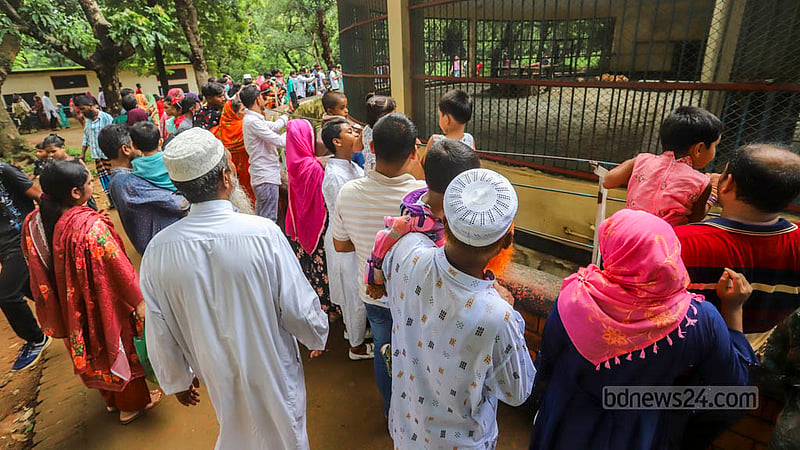 Visitors crowd the place outside the tigers’ cage at Mirpur Zoo on Friday, Jun 30, 2023, the day after Eid-ul-Azha. Photo: Asif Mahmud Ove