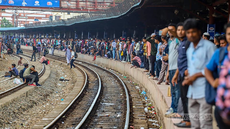 Eid-ul-Azha holidaymakers wait for trains at Airport Railway Station on Tuesday, Jun 27, 2023. Photo: Asif Mahmud Ove
