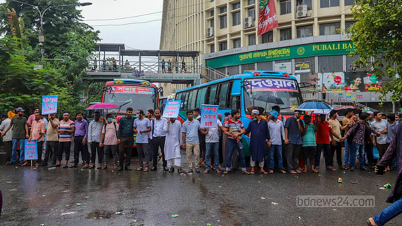 A group of jobseekers calling for a rise in the age limit for government job entry from 30 to 35 years block the Shahbagh intersection on Saturday afternoon, Jun 10, 2023, triggering a heavy traffic logjam in nearby areas. Photo: Asif Mahmud Ove