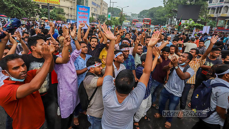 A group of jobseekers calling for a rise in the age limit for government job entry from 30 to 35 years block the Shahbagh intersection on Saturday afternoon, Jun 10, 2023, triggering a heavy traffic logjam in nearby areas. Photo: Asif Mahmud Ove