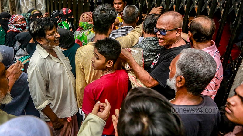An altercation breaks out as customers of TCB goods try to jump the queue in Dhaka’s Lalbagh on Sunday, Jun 11, 2023. Photo: Tawhiduzzaman Tapu