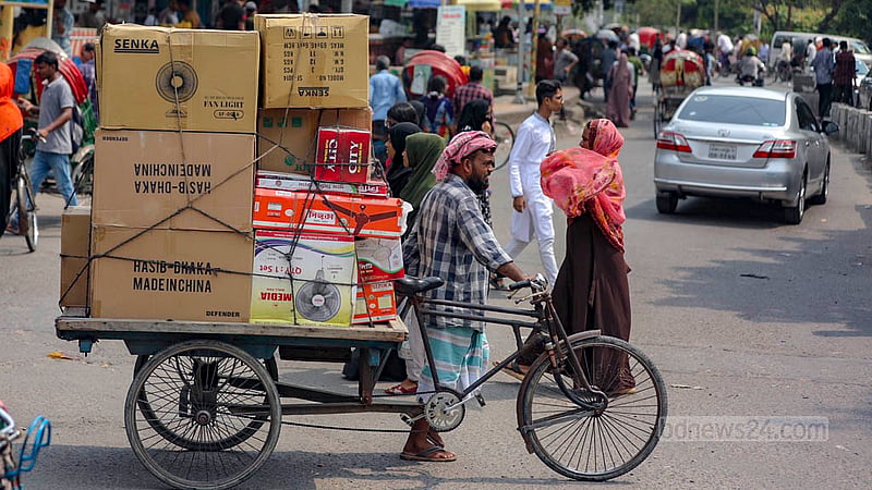 Due to frequent power cuts amid intense heat, the demand for rechargeable fans has increased in Dhaka.  Photo: Tawhiduzzaman Tapu