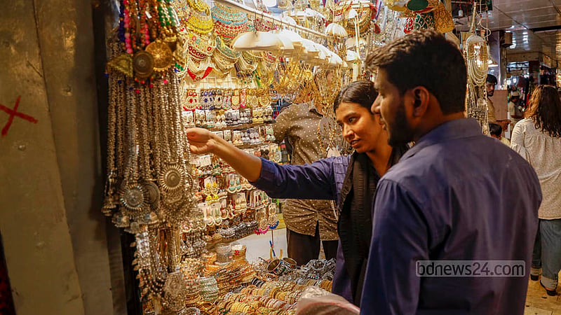 Customers buy jewelleries at Gausia Market in Dhaka on Tuesday, Jun 27, 2023 before Eid-ul-Azha. Photo: Mahmud Zaman Ovi