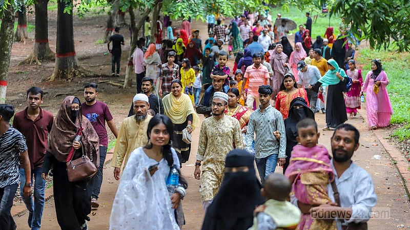 People of different ages visit the National Zoo in Mirpur on Friday, Jun 30, 2023, the day after Eid-ul-Azha. Photo: Asif Mahmud Ove