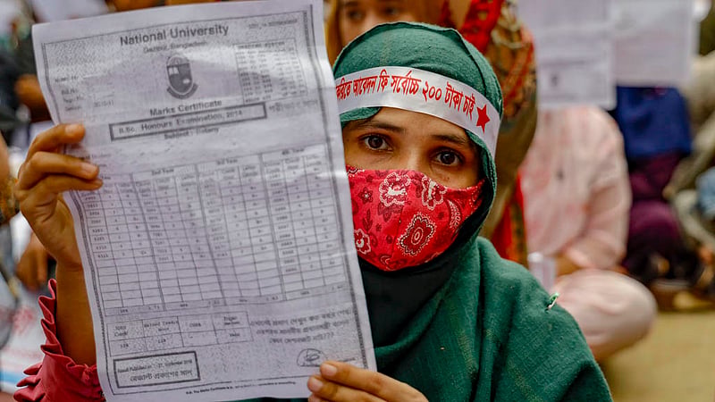 A jobseeker poses with a copy of her certificate during a rally in front of the National Museum in Dhaka’s Shahbagh on Saturday, Jun 10, 2023. Photo: Mahmud Zaman Ovi
