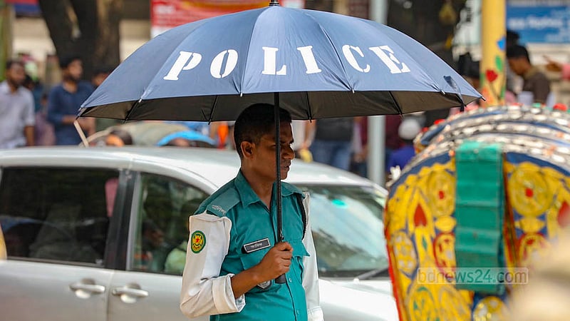 A traffic policeman holds an umbrella while working in Dhaka amid a heatwave. Photo: Tawhiduzzaman Tapu