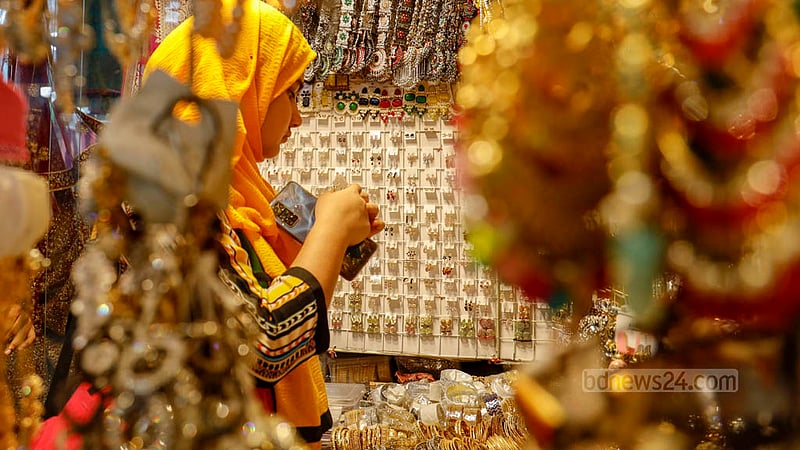 A woman buys jewelleries at Gausia Market in Dhaka on Tuesday, Jun 27, 2023 before Eid-ul-Azha.  Photo: Mahmud Zaman Ovi