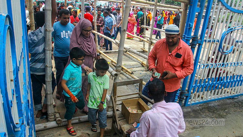 Visitors enter the National Zoo in Mirpur on Friday, Jun 30, 2023, the day after Eid-ul-Azha. Photo: Asif Mahmud Ove
