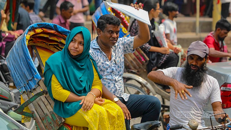 Sweltering heat has left the residents of Dhaka struggling to go out.  Photo: Tawhiduzzaman Tapu