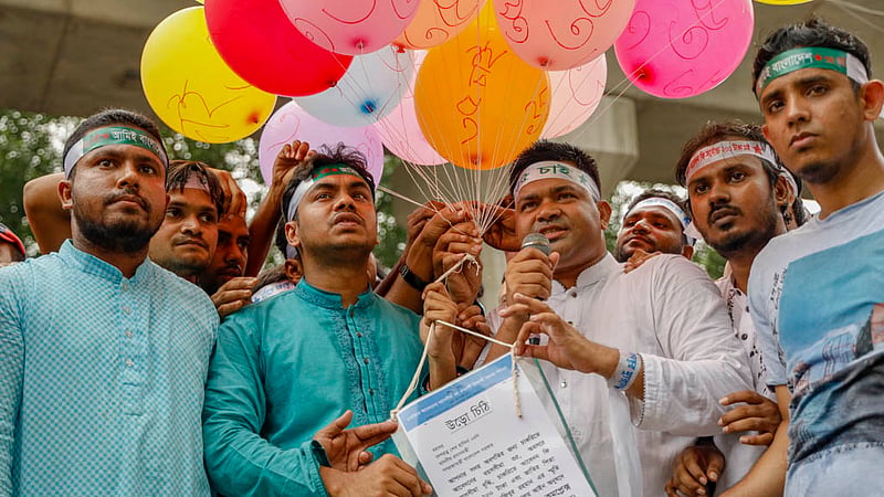 As a symbolic gesture, leaders of a group of jobseekers release balloons on Saturday, Jun 10, 2023, with an open letter to Prime Minister Sheikh Hasina, addressing their range of demands, which includes the extension of the age limit, raising the retirement age limit and setting Tk 200 as the job application fee. Photo: Mahmud Zaman Ovi