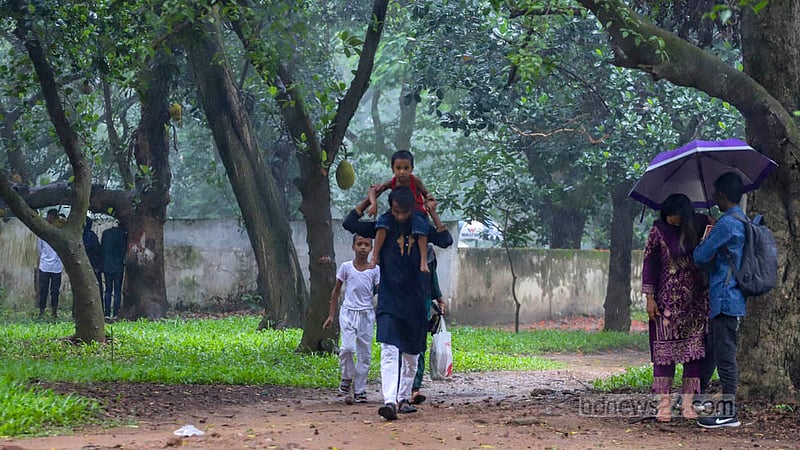 Visitors at the Mirpur National Zoo seek shelter as it begins pouring on Friday, Jun 30, 2023, the day after Eid-ul-Azha. Photo: Asif Mahmud Ove