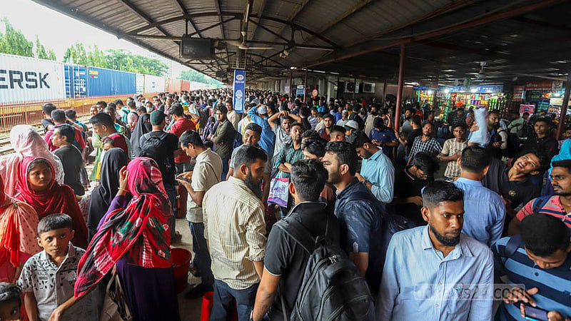 The number of passengers increased as the day wore on at Airport Railway Station on Tuesday, Jun 27, 2023, before Eid-ul-Azha. Photo: Asif Mahmud Ove