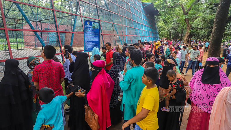 People make a stop at the cage for monkeys during their trip around the National Zoo on Friday, Jun 30, 2023. Photo: Asif Mahmud Ove